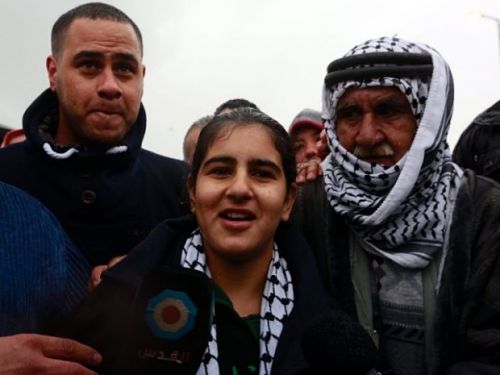 Malak al-Khatib, 14 ans, libérée, raconte son emprisonnement mais Khaled Hussam al-Sheikh, 14 ans, est toujours incarcéré dans les geôles du régime sioniste